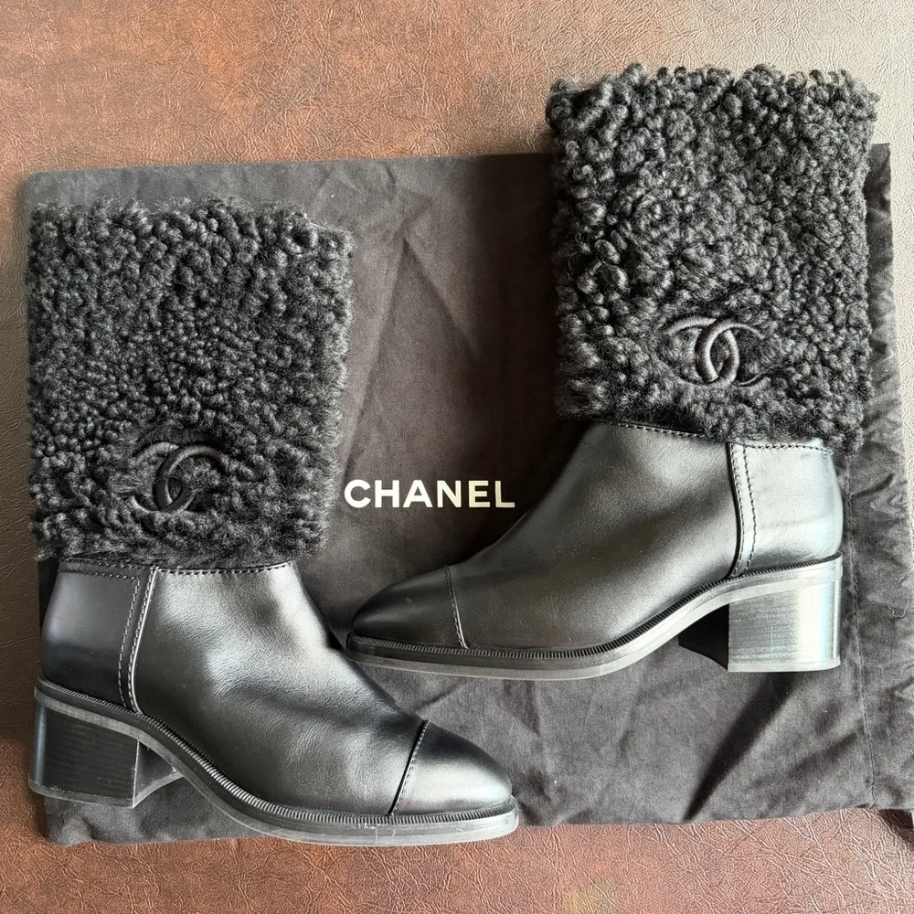 🖤CHANEL🖤Shearling Fur 'CC' Leather Logo Biker Boots